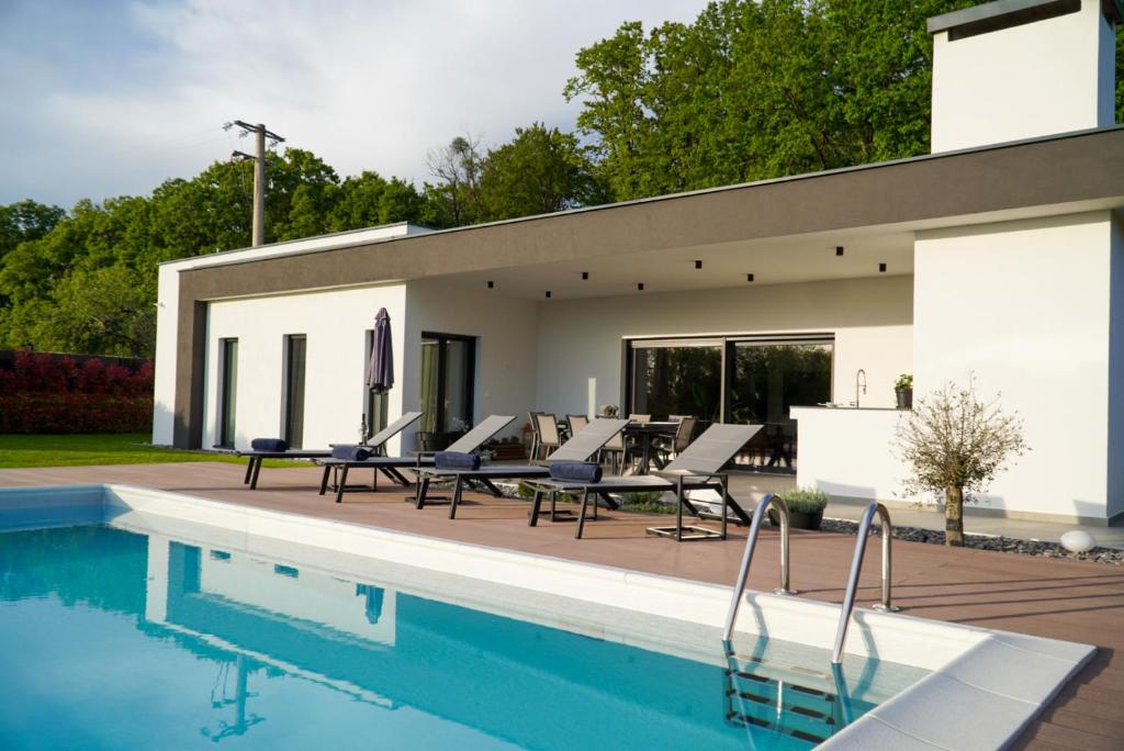 Villa Tomaté reflected in the private pool