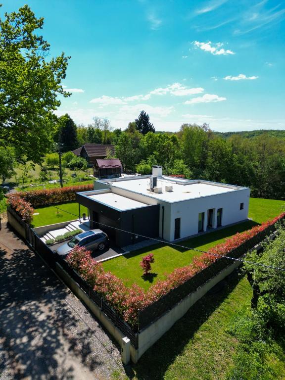 Villa Tomaté surrounded by the wooded countryside