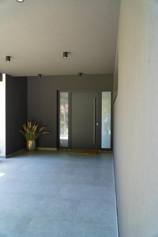 Sheltered entrance to Villa Tomaté