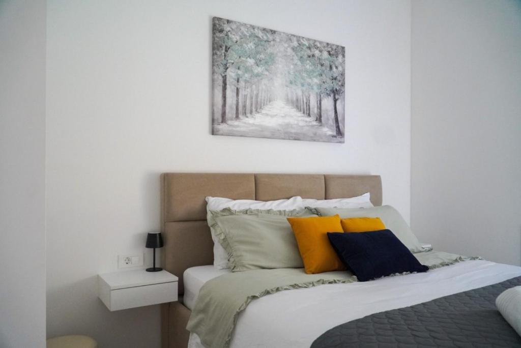 Double bedroom with yellow and blue cushions