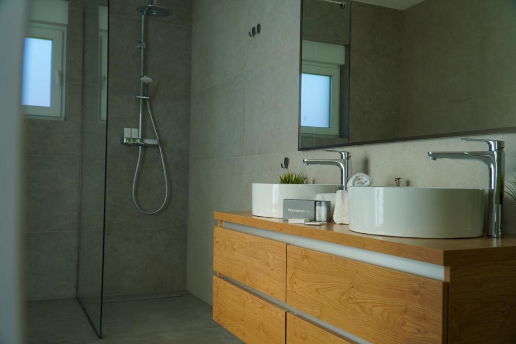 Walk-in shower and double bathroom vanity