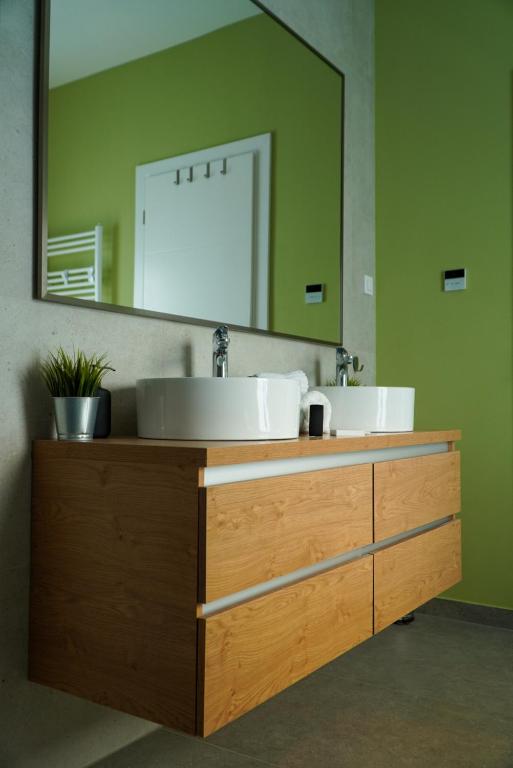 Double vanity beneath a wide bathroom mirror