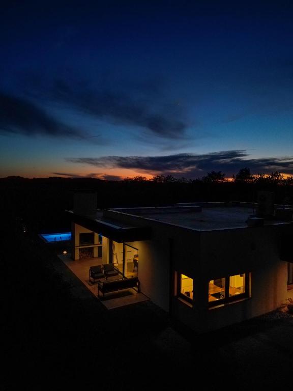 Villa Tomaté at dusk