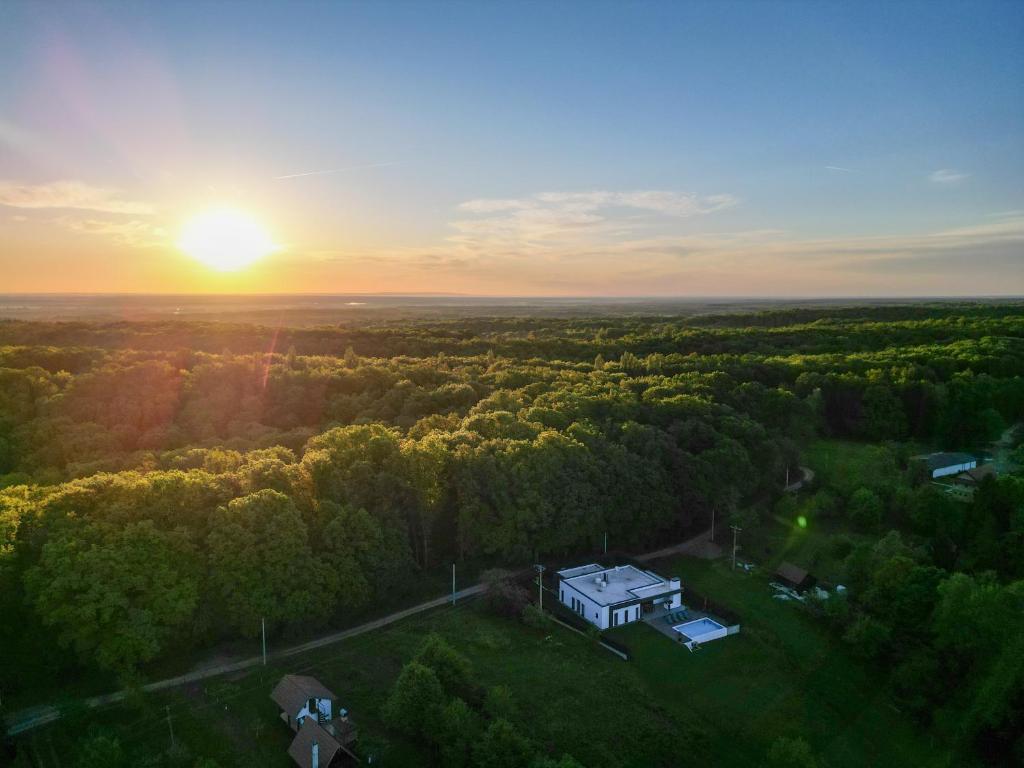 Villa Tomaté in the surrounding countryside at sunset