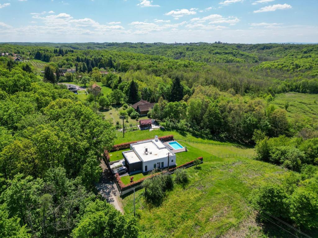 Villa Tomaté in its countryside setting