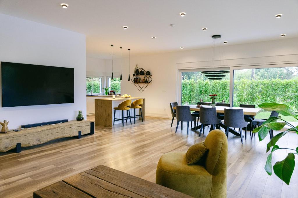Open-plan living room, dining area and kitchen