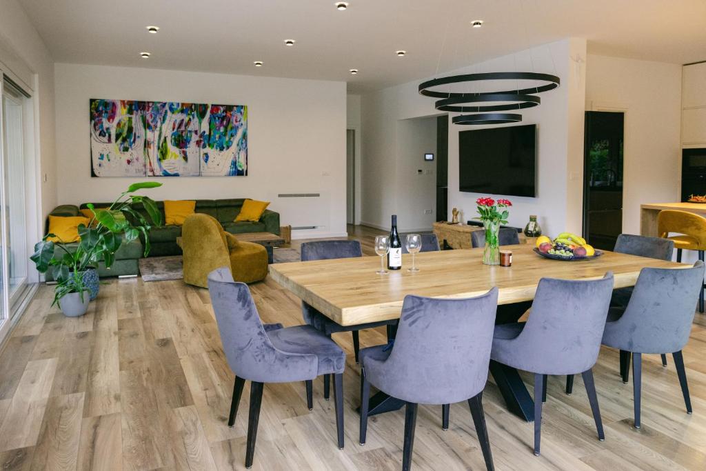 Open-plan dining area at Villa Tomaté