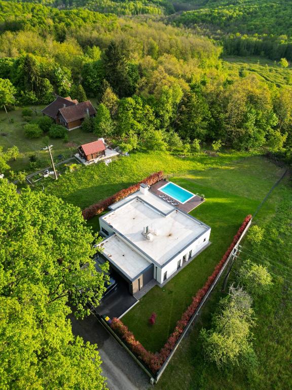 Villa Tomaté and pool viewed from the hillside