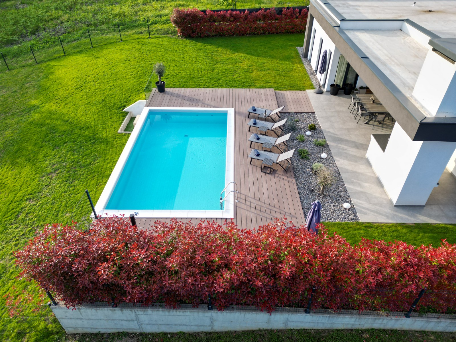 Private pool and Villa Tomaté viewed from above