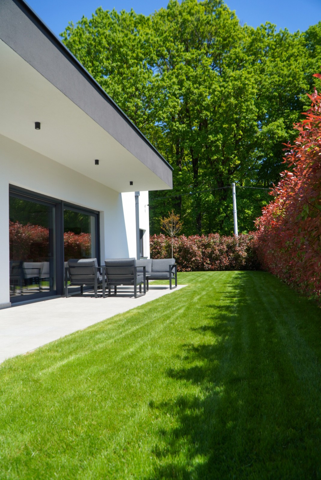 Garden lawn beside Villa Tomaté