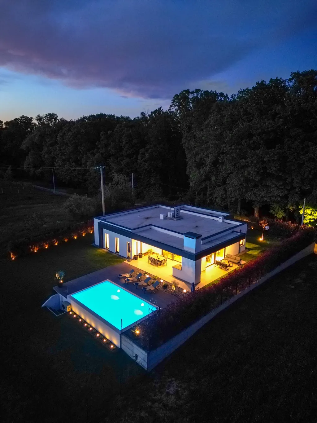 Villa Tomaté and its private pool illuminated in the countryside at night